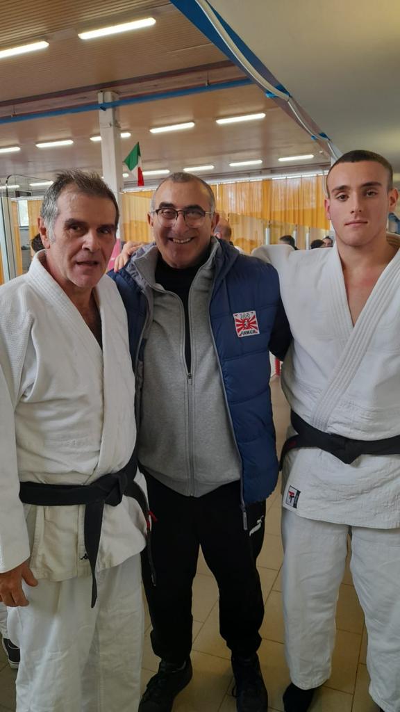 Giacinto Cerviere, neo cintura nera, il maestro Accursio Guardino ed Emanuele Barcaro del Furinkazan Judo 